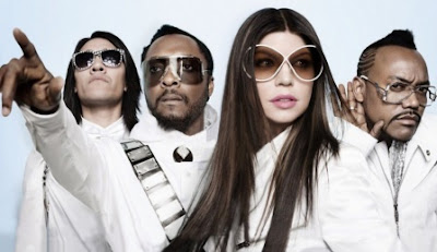 Foto de Black Eyed Peas vestidos de blanco