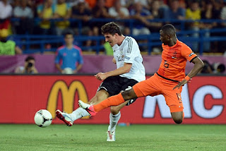 Gomez Two Goals, Germany Conquer the Netherlands Score: 2-1