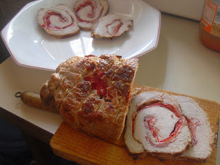 Lomo relleno de jamón serrano, queso y pimientos del piquillo.