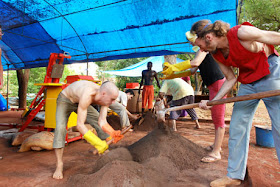 Construcción de un edificio en Auroville