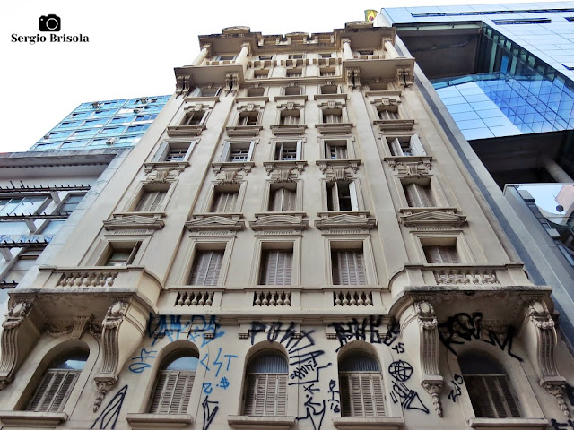 Perspectiva inferior da fachada do Edifício Guataparazinho - Centro - São Paulo