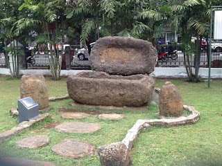 Apa itu Menhir, Sarkofagus, Dolmen, Peti Kubur Batu, Waruga, Punden Berundak,Arca atau Patung