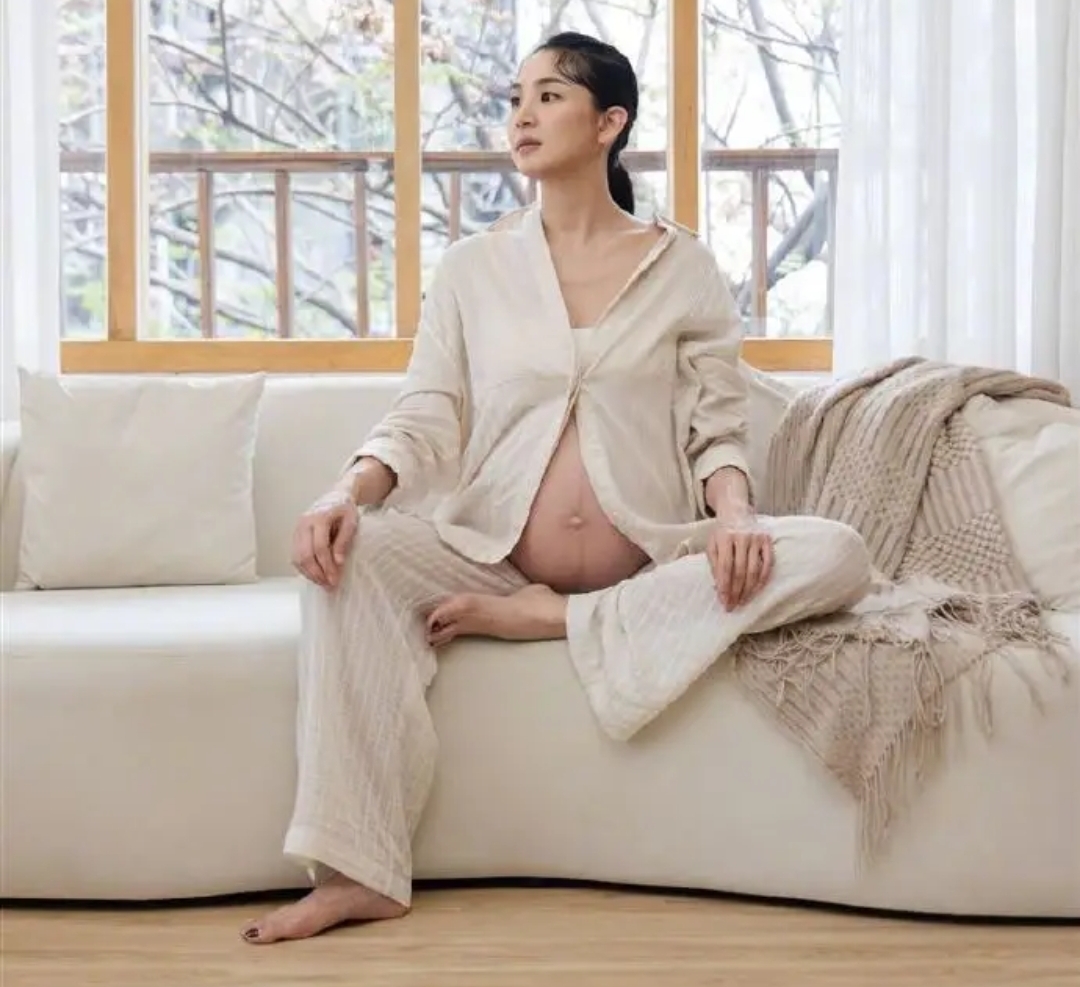 47-Year-Old Jennifer Hong Xiaoling Shows Off Baby Bump in Her Pregnancy