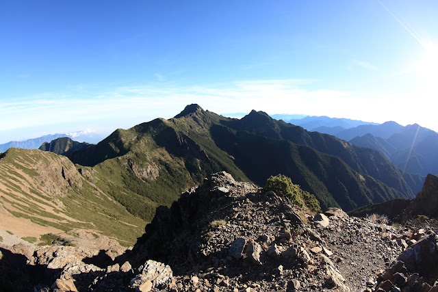 由玉山南峰望向玉山主峰