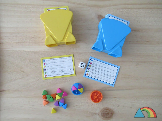 Cajas amarillas y azules de preguntas y respuestas, fichas de juego y quesitos del juego Trivial Pursuit edición Familia