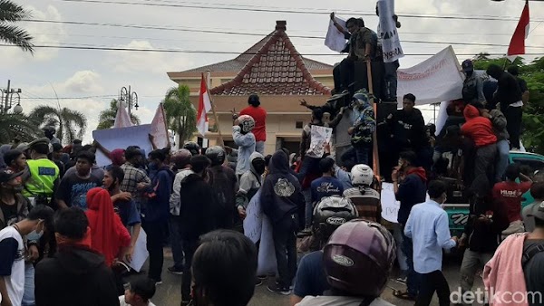 Massa Buruh Demo Anggota DPRD Probolinggo yang Bikin Pabrik Kayu Ditutup