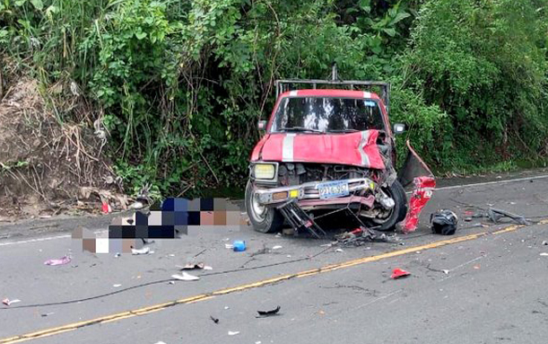 Mujer que iba en moto fallece en colisión con pick-up en La Paz