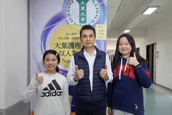▲參加證照班的僑泰高中學生與大葉大學護理系蔡銘祝老師(中)合影。（大葉大學提供）