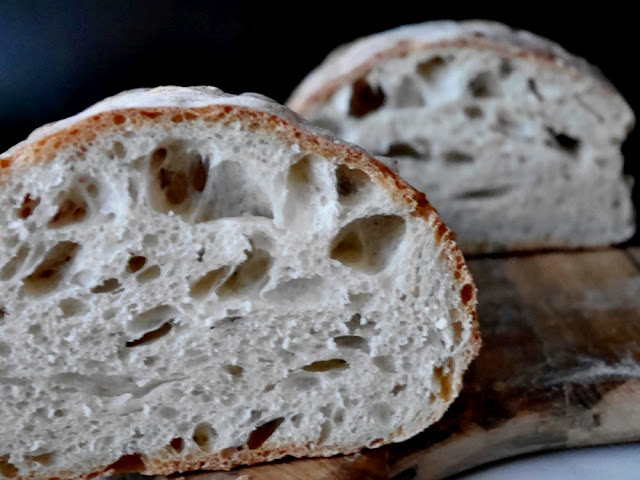 Rustikales Brot, selbstgebacken, einfaches Rezept.