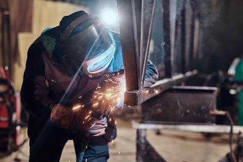 Welding Artistik: Menggabungkan Kreativitas dan Keterampilan dalam Karya Seni Metal 🎭