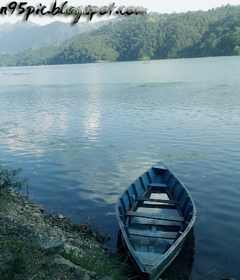 picture of boat in lake