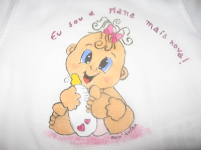 T-shirt pintada á mão: sou a mana mais nova