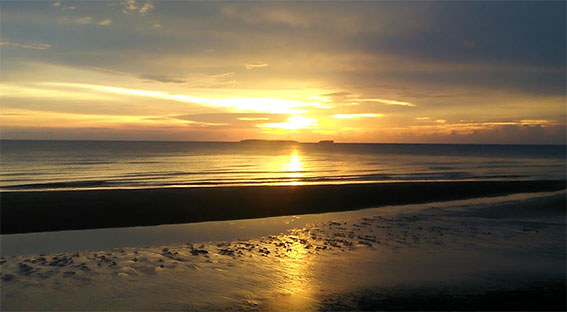 Sunset di Sore hari Pantai Pasir Putih Sungai Gantang Ketapang Photo