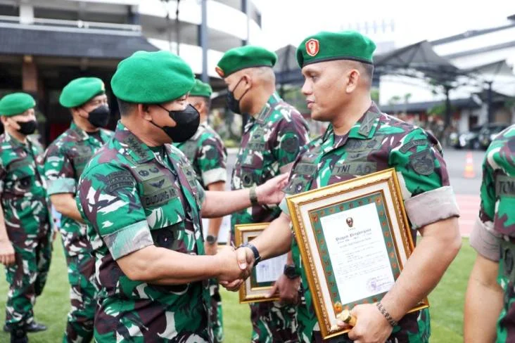 Jenderal Dudung Beri Penghargaan kepada 47 Anggota Tim Penangkap Pelaku Pembunuhan Babinsa