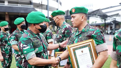Jenderal Dudung Beri Penghargaan kepada 47 Anggota Tim Penangkap Pelaku Pembunuhan Babinsa