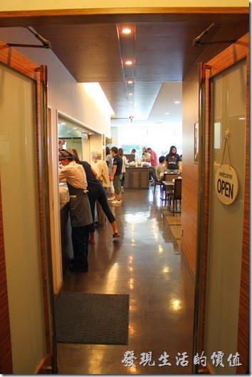 【博多祇園Hotel東名inn】的餐廳在二樓，對面則是澡堂。