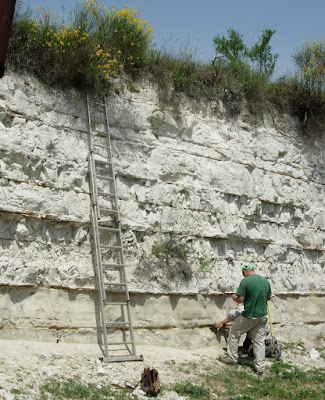 Ricercatori al lavoro sulla base dei sedimenti lacustri