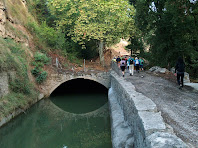 Caminant acompanyats pel canal