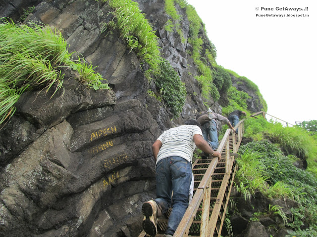 Pune Getaways .:. Raireshwar Kenjalgad Trek