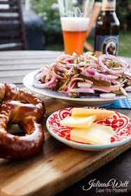 bayrischer Wurstsalat mit Brezel und Bier