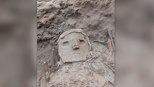 Λείψανα ατόμου που φορά σκαλιστή μάσκα. [Credit: © PUCP Archaeology Program "Valley of Pachacámac"; (CC BY-SA 4.0 DEED)]