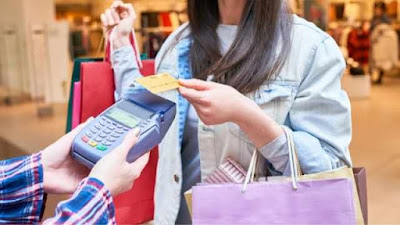 ilustrasi berbelanja dengan kartu kredit