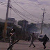 Policía dispersa a bombazos multitud enardecida frente  a  sede policial, tras apresamiento de joven 