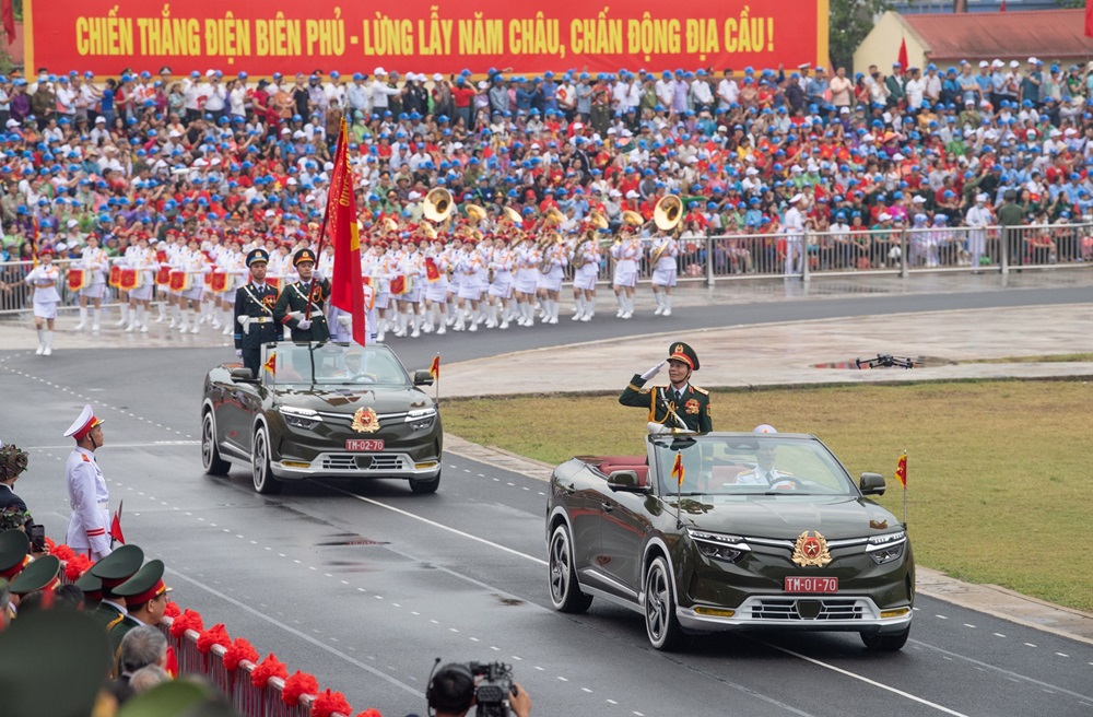 VinFast VF 8 mui trần oai nghiêm dẫn đoàn tại lễ diễu binh mừng chiến thắng Điện Biên Phủ