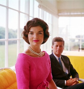 Jackie-Kennedy-with-John-Kennedy,-Hyannis-Port,-by-Mark-Shaw-1959 (1)