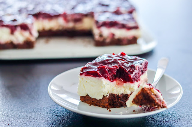 brownie z wiśniami i kremem,ciasto z wiśniami,ciasto na brownie,ciasto z owocami,brownie czekoladowe,ciasto z kremem i owocami,ciasta i desery,