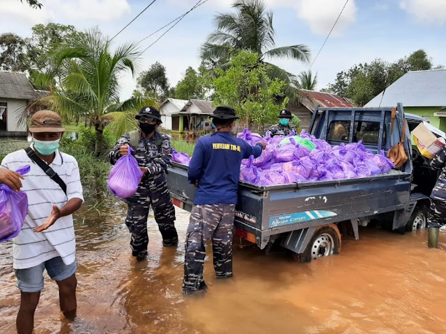  TNI AL Kembali Distribusikan Bantuan Serta Layanan Kesehatan Gratis Untuk Korban Banjir 