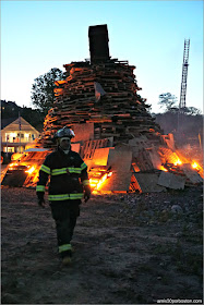 Bomberos en la Hoguera del 4 de Julio en Rockport, Massachusetts