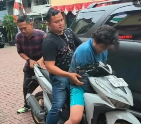 Jakarta - Beritapolri.com || Kurang dari 24 jam usai video pemerasan itu beredar, Unit Reskrim Polsek Tambora Jakarta Barat berhasil membekuk pelaku pada Rabu sore, 16 Juli 2025, di kediaman orangtuanya di kawasan Tambora.  Dalam video yang menjadi viral, pelaku terlihat meminta uang sebesar Rp 300.000 kepada sopir mobil travel dengan dalih sebagai "uang jalur".  Karena tidak memiliki uang sebesar itu, korban hanya memberikan Rp 50.000, namun tetap diintimidasi.  Kanit Reskrim Polsek Tambora Polres Metro Jakarta Barat, AKP Sudrajat Djumantara, mengatakan bahwa pelaku telah berulang kali melakukan aksi pemerasan terhadap sopir travel yang melintas di ruas jalan tersebut. Mirisnya, uang hasil pemalakan itu digunakan pelaku untuk membeli narkoba jenis sabu.  "Dari hasil pemeriksaan, pelaku ini dikenal sebagai jagoan kampung dan telah sering melakukan pemalakan. Kali ini, berbekal laporan warga dan viralnya video kejadian, kami bertindak cepat," ungkap AKP Sudrajat, Rabu, 16/7/2025  Pelaku kini masih menjalani pemeriksaan secara intensif di ruang Unit Reskrim Polsek Tambora, dan akan dijerat dengan Pasal 368 KUHP tentang Pemerasan, dengan ancaman hukuman hingga 9 tahun penjara.  Polisi kembali mengimbau masyarakat untuk tidak takut melapor jika mengalami tindakan premanisme, baik langsung ke kantor polisi maupun melalui Call Center 110. lebih sedikit