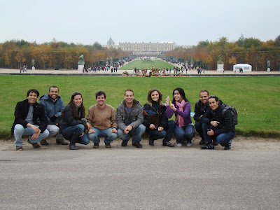 Amigos reunidos com o Palácio de Versalhes ao fundo - Paris - França