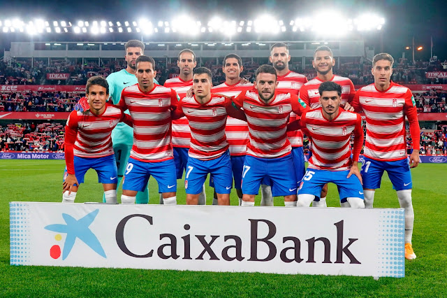 GRANADA C. F. Temporada 2021-22. Maximiano, Víctor Díaz, Luis Abram, Gonalons, Luis Suárez, Rubén Rochina. Luis Milla, Montoro, Alberto Soro, Quini, Carlos Neva. GRANADA C. F. 1 SEVILLA C. F. 0. 03/10/2021. Campeonato de Liga de 1ª División, jornada 8. Granada, estadio Nuevo Los Cármenes