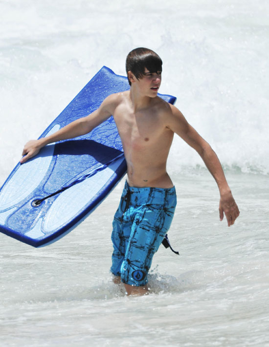 shirtless justin bieber 2010. Justin Bieber Shirtless In