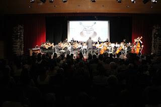 La orquesta Behotsik llena la casa de cultura de San Vicente con su concierto de clásicos del rock