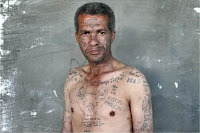 Membro de gangue africana tatuado