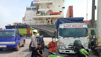 Jaga Rasa Aman, Personil Polsek KSKP Banten Polres Cilegon Bincang bersama Pekerja Pelabuhan