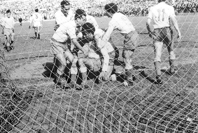 Los jugadores de Las Palmas celebran el gol de Silva. U. D. LAS PALMAS 3 REAL VALLADOLID DEPORTIVO 1 Domingo 04/05/1958. Campeonato de Liga de 1ª División, jornada 30. Las Palmas de Gran Canaria, estadio Insular. GOLES: ⚽1-0: 10’, Silva. ⚽2-0: 48’, Silva. ⚽3-0: 75’, Macario. ⚽3-1: 81’, Paz.