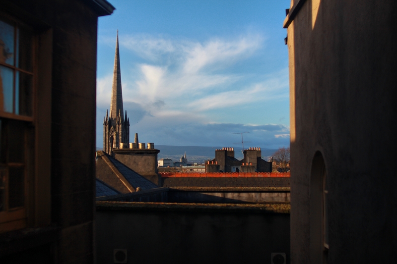 paysage ensoleillé de la périphérie de la capitale irlandaise Dublin