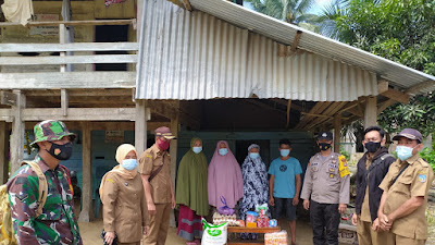 Kades Pomburea Bersama TNI-Polri Berikan Santunan Bagi Warga Positif Covid-19