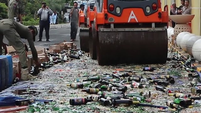 Jelang Ramadhan, Ribuan Botol Miras Berbagai Merk Dimusnahkan