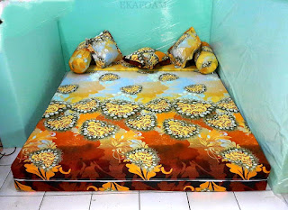 Sofa bed inoac dengan corak motif anggur orange
