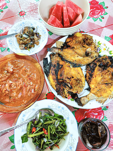 Ikan gerut bakar, air asam kerisik, kangkung goreng, menu simple makan tengahari