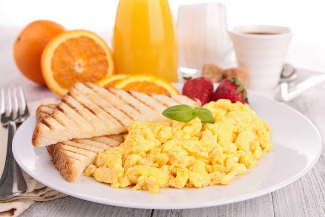 que debe comer un diabetico en el desayuno