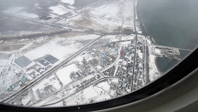 飛行機の窓から見た雪で覆われた北海道の大地
