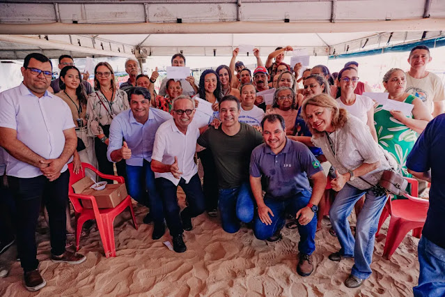 Cícero Lucena entrega certidões de regularização fundiária para 37 famílias de pescadores da Penha