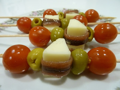 Brocheta de anchoa y queso con tomates cherry