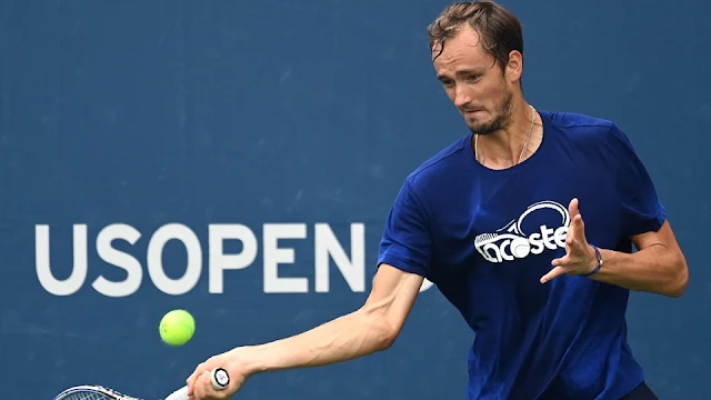 Tenista russo Danill Medvedev prepara para efetuar uma batida de forehand com sua raquete